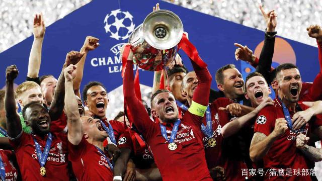 恐怖慎入，加纳国脚弗朗西斯在与日本友谊赛中小腿遭90度弯曲