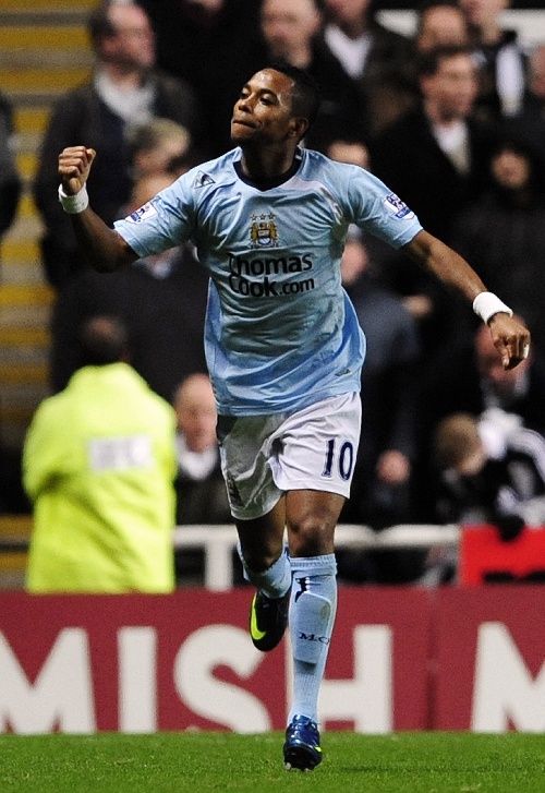 特朗普获国际足联首届和平奖，美国队实力最强，称梅西与C罗相当，展现其对足球的热爱与支持。