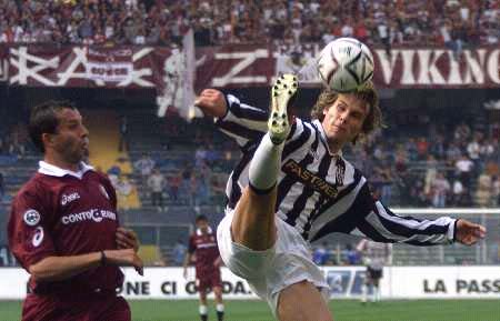 每体：莱万首选与巴萨续约，但也已开始研究其它联赛的报价