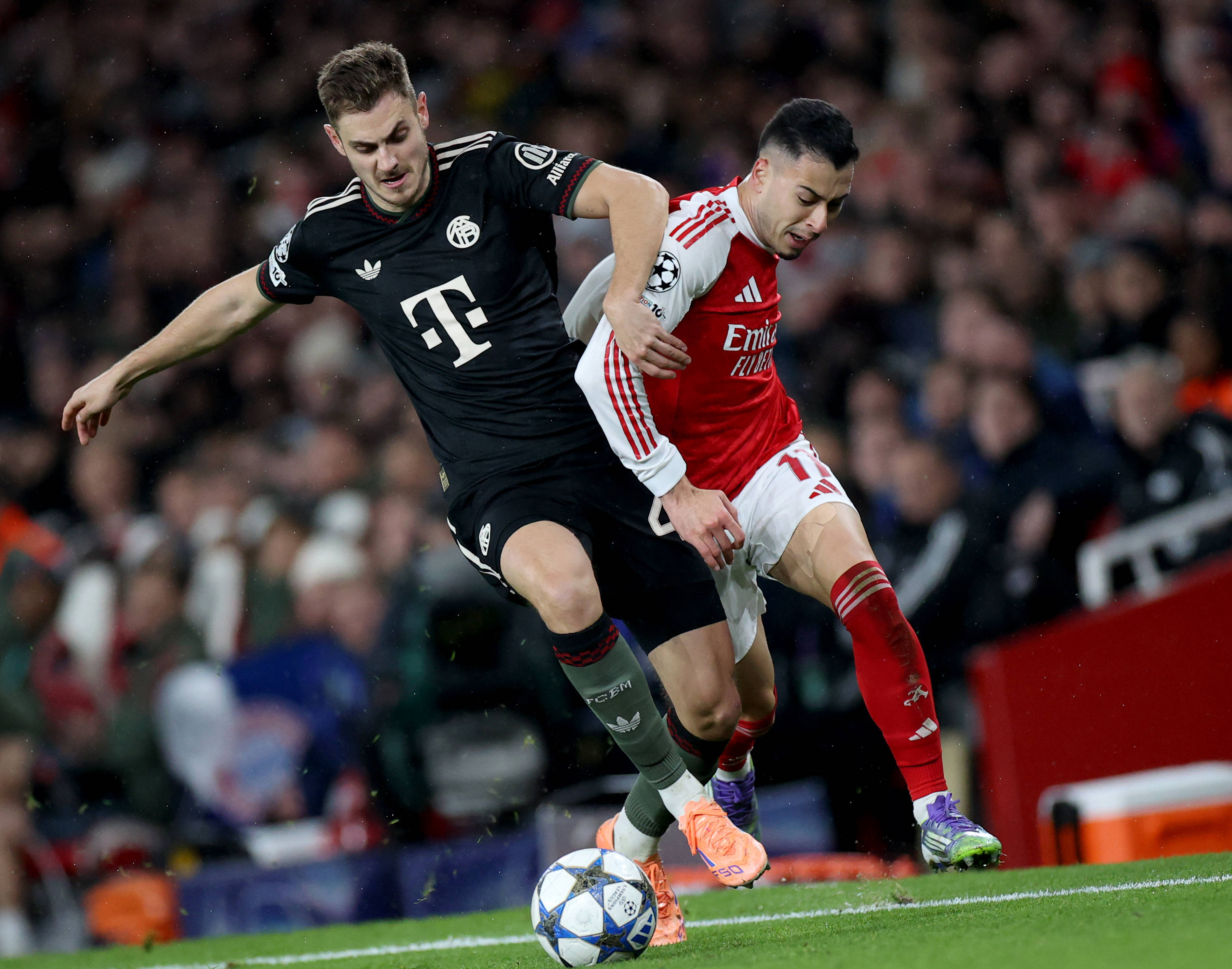 足球比赛中如何保持体能？（如何在足球比赛中维持体能？）