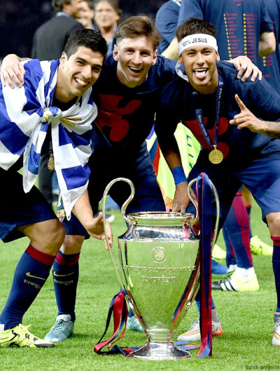 意媒：弗拉霍维奇缺席尤文圣诞晚宴，是全队唯一缺席的球员（意媒：尤文圣诞晚宴弗拉霍维奇未出席，队内仅此一人缺席）