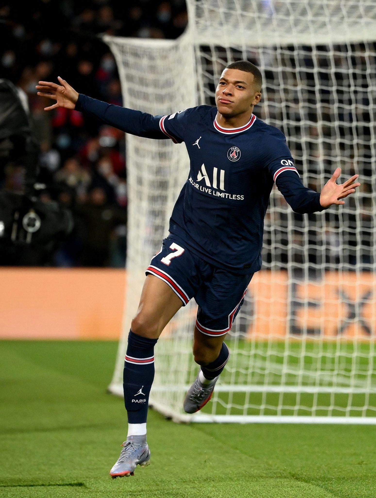 克雷桑在中超表现突出，国安亚冠奖金或成关键，球队需重视中场深度。（克雷桑闪耀中超，亚冠奖金或成国安关键筹码，球队须强化中场厚度）