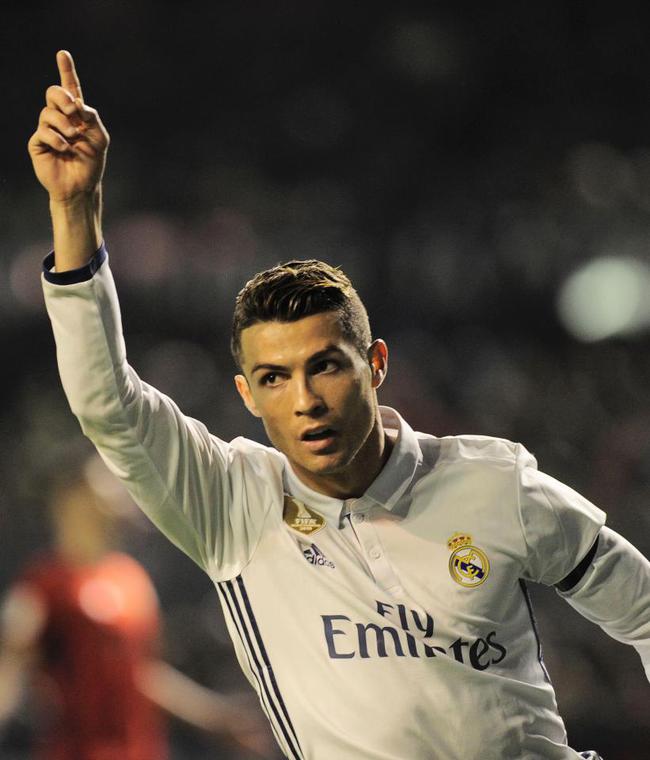 莲湖区机场小学：飞翔少年勇拼搏 绿茵场上展风采