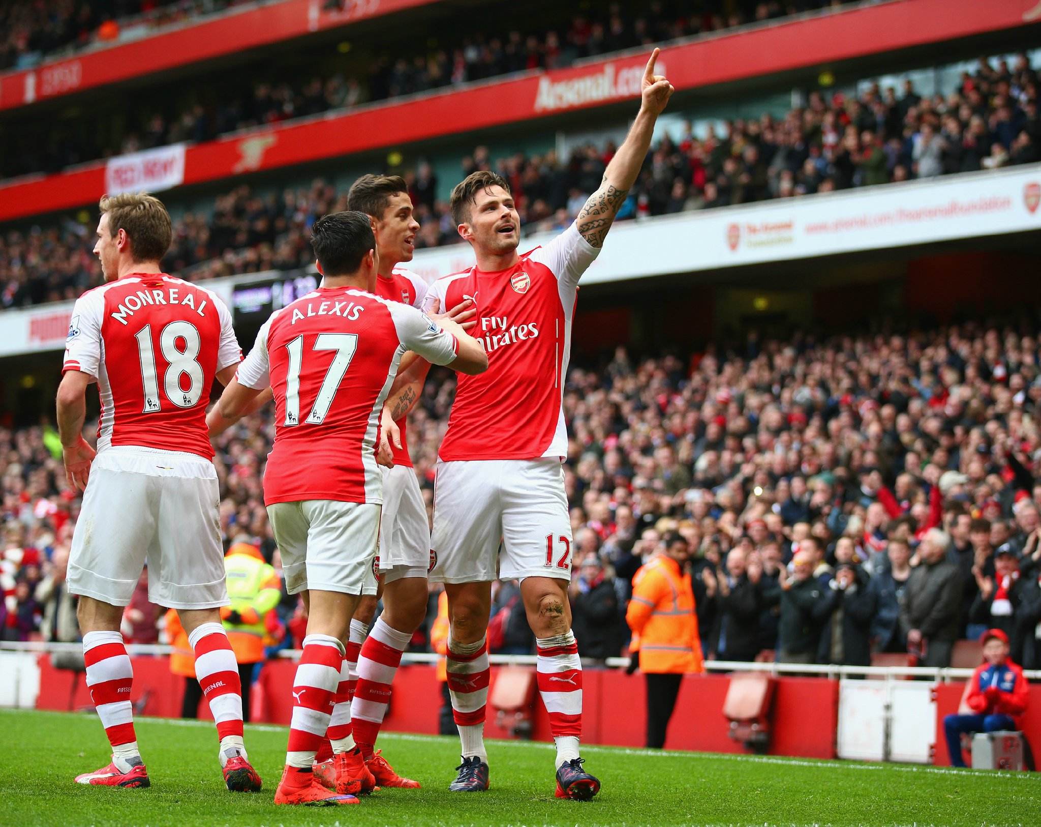 山东男篮激烈对决青岛男篮，裁判控场不足引发热议，球员受伤成焦点。