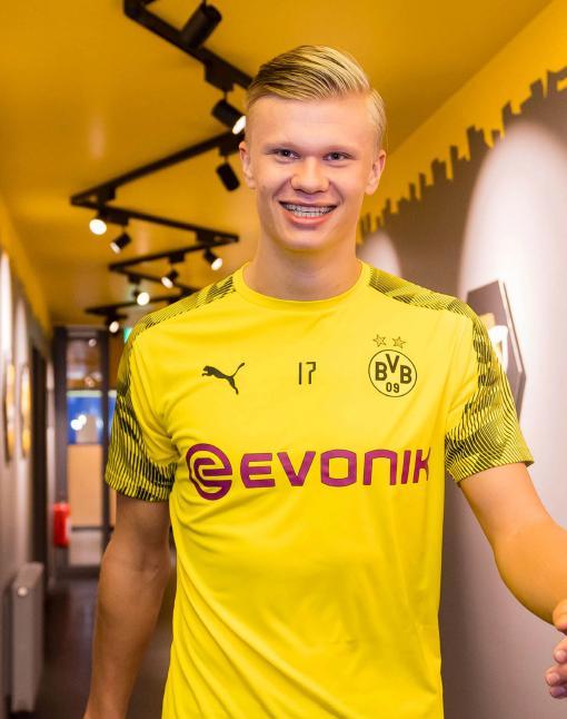 2026年世界杯抽签出炉，葡萄牙、阿根廷等强队分组形势良好，欧洲球队竞争激烈，中国国足仍难晋级。