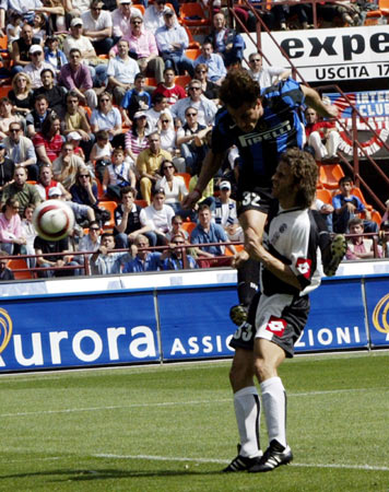 共和报：德佬对孔蒂的执教表现极为满意，想与其续约至2029年（共和报：德劳伦蒂斯高度认可孔蒂执教，计划将合同续至2029年）