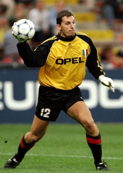 媒体人：著名国脚想帮助去世球迷家属，潘家人只想让戴琳还钱（媒体人称：知名国脚欲援助去世球迷家属，潘家人只要求戴琳还款）