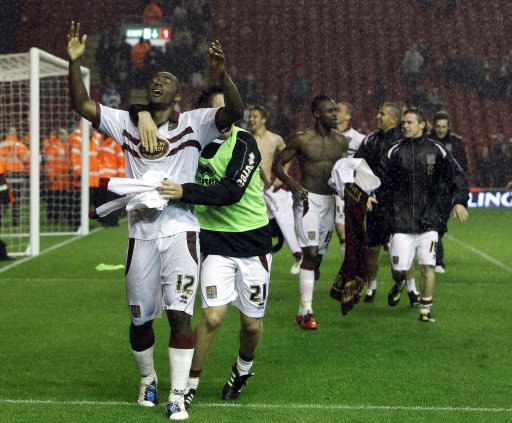 青岛西海岸与国瑞体育赞助签约，国瑞体育赞助80万元理疗产品