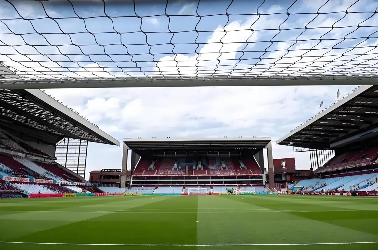 法国足坛最年轻职业球员：尤文马竞关注昂热15岁前锋迪亚洛（法国足坛最年轻职业球员诞生：昂热15岁前锋迪亚洛获尤文、马竞关注）