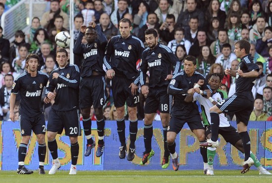 皇马主场0比2塞尔塔，心态失衡红牌左右赛果，三大进攻利器哑火