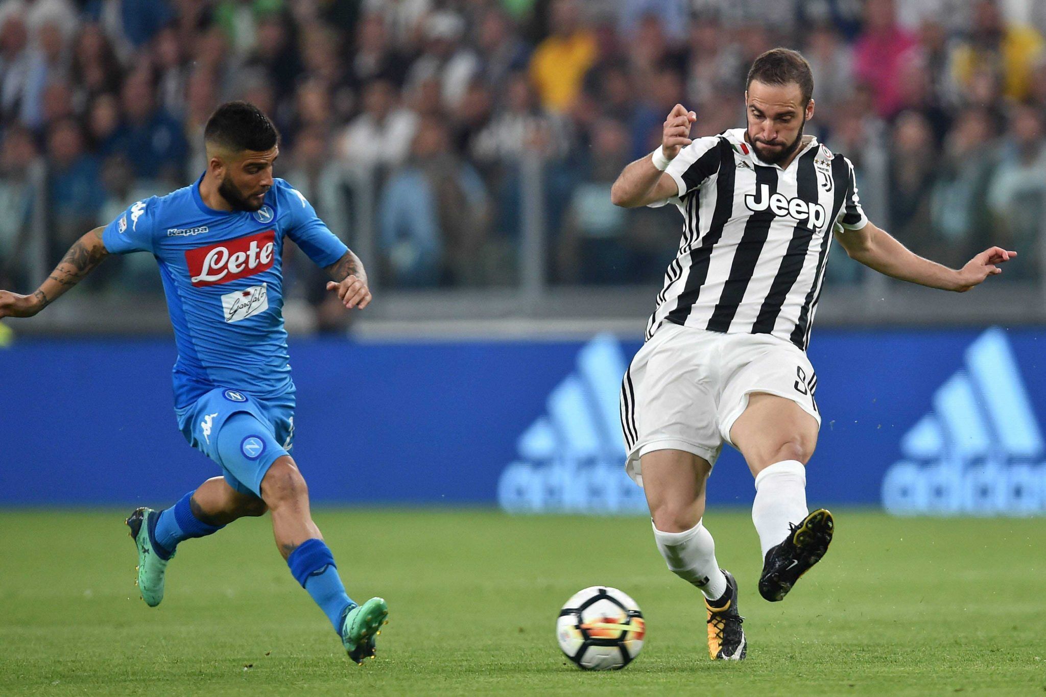 汉斯-弗里克对巴萨室内足球队的惊喜访问