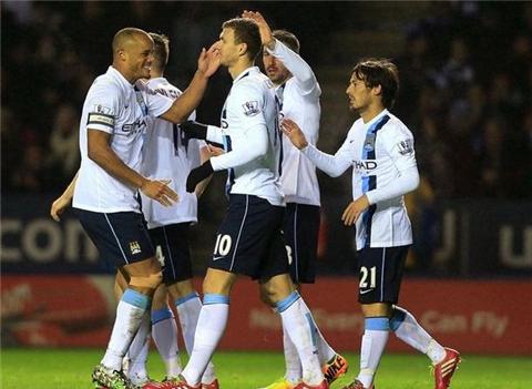 本泽马谈C罗：场上见面很冷淡？我们在更衣室已拥抱过了（本泽马回应与C罗场上显冷：更衣室里我们早已相拥）