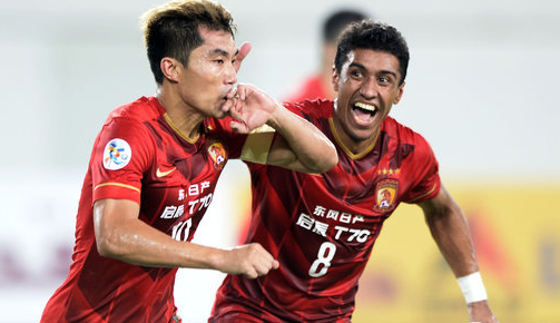 尴尬，一英格兰球迷在阿尔巴尼亚主场被旋转闸门卡住