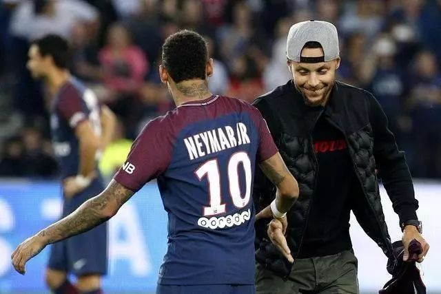 半场战报：汉堡1-0斯图加特，格拉策尔破门